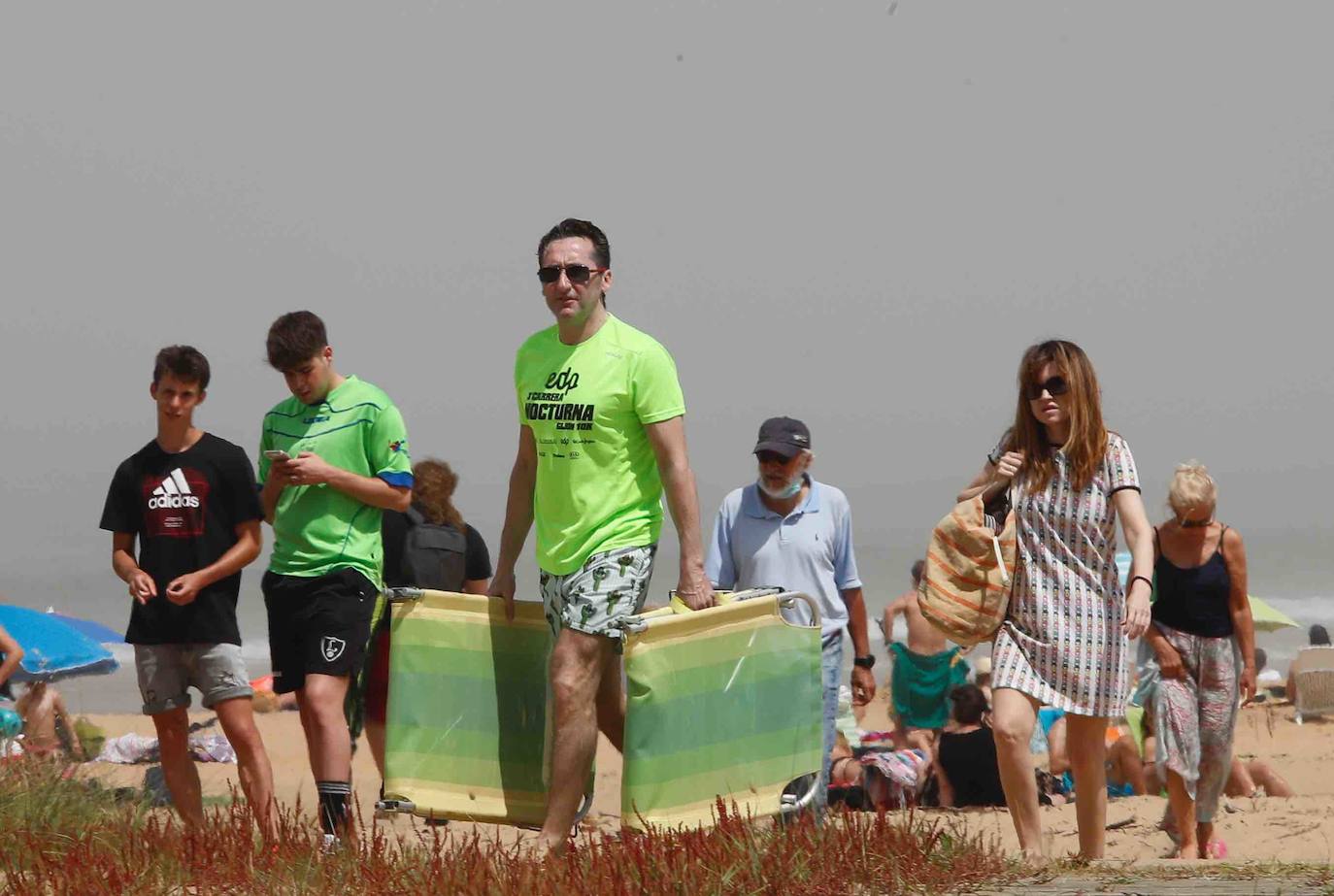 Fotos: Las playas asturianas, con numerosas visitas y controles a pesar de la niebla