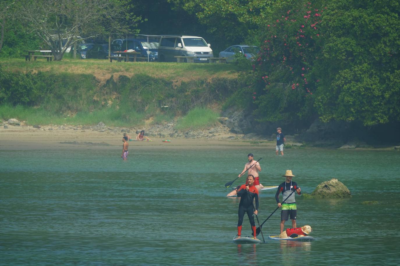 Fotos: Las playas asturianas, con numerosas visitas y controles a pesar de la niebla