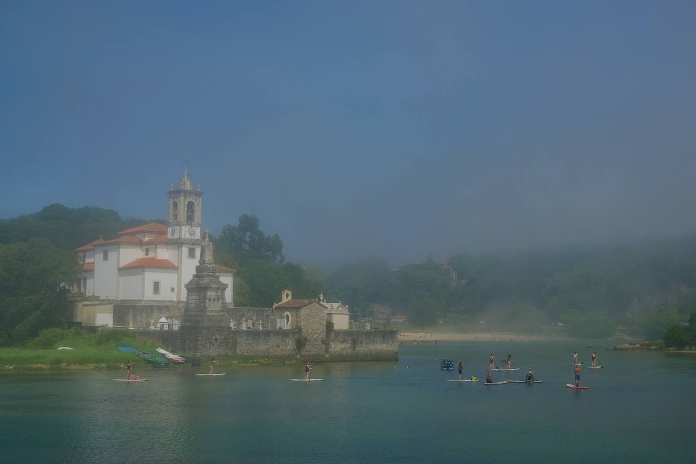 Fotos: Las playas asturianas, con numerosas visitas y controles a pesar de la niebla