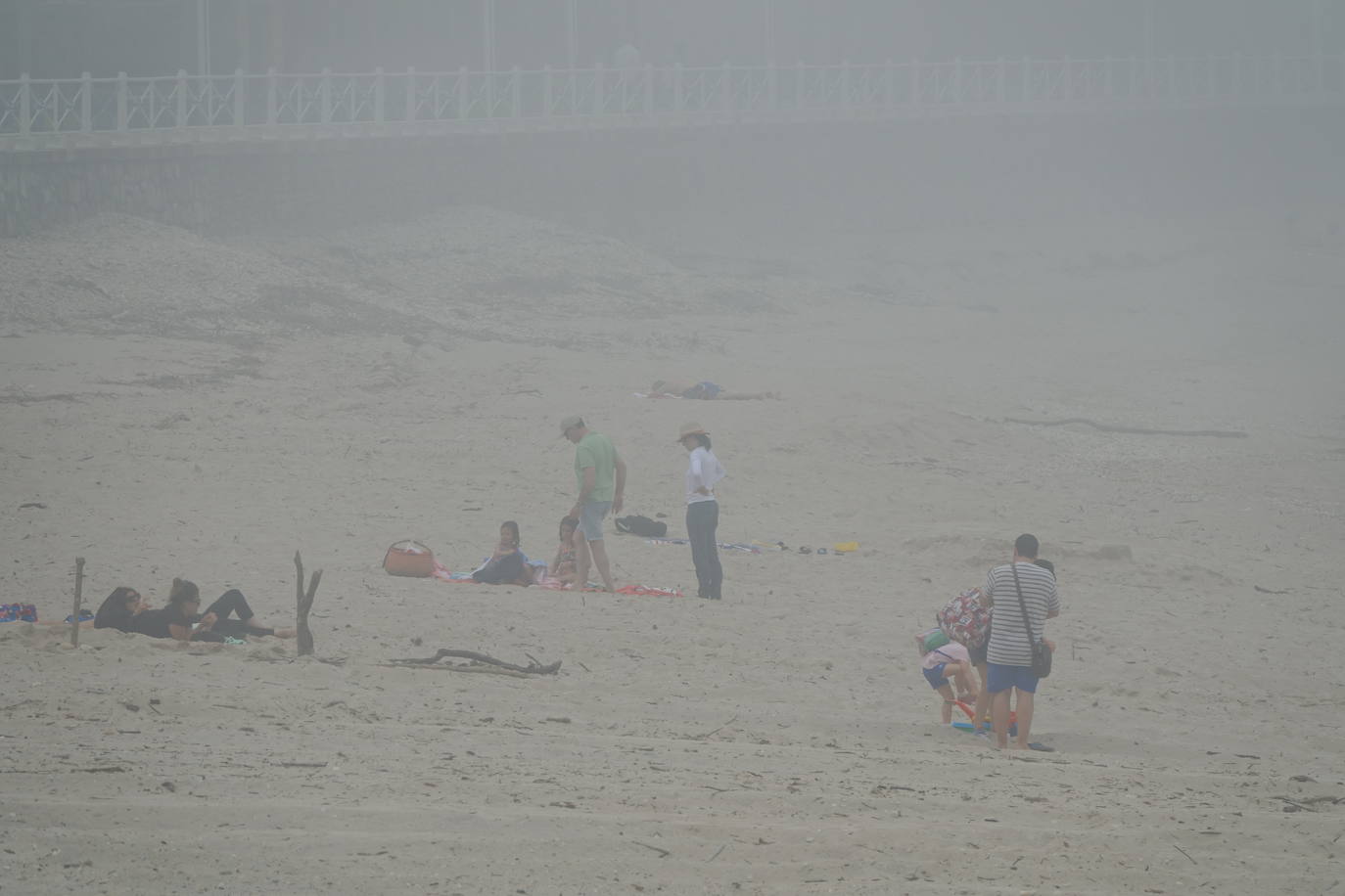 Fotos: Las playas asturianas, con numerosas visitas y controles a pesar de la niebla