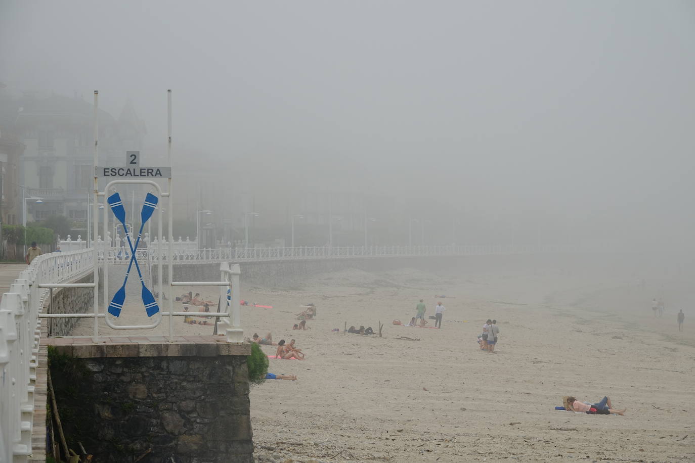 Fotos: Las playas asturianas, con numerosas visitas y controles a pesar de la niebla