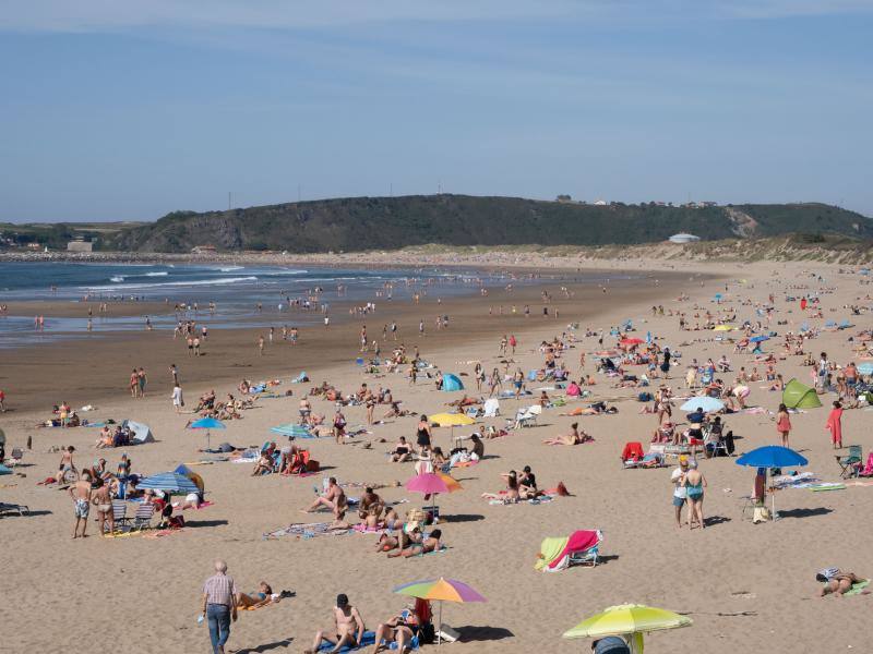 Fotos: Las playas asturianas, con numerosas visitas y controles a pesar de la niebla