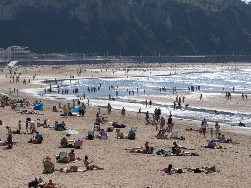 Fotos: Las playas asturianas, con numerosas visitas y controles a pesar de la niebla