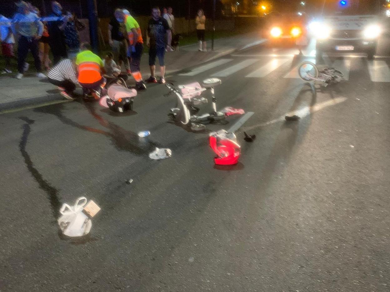 Los servicios de emergencias atendiendo a las víctimas tras ser atropelladas en La Corredoria. 