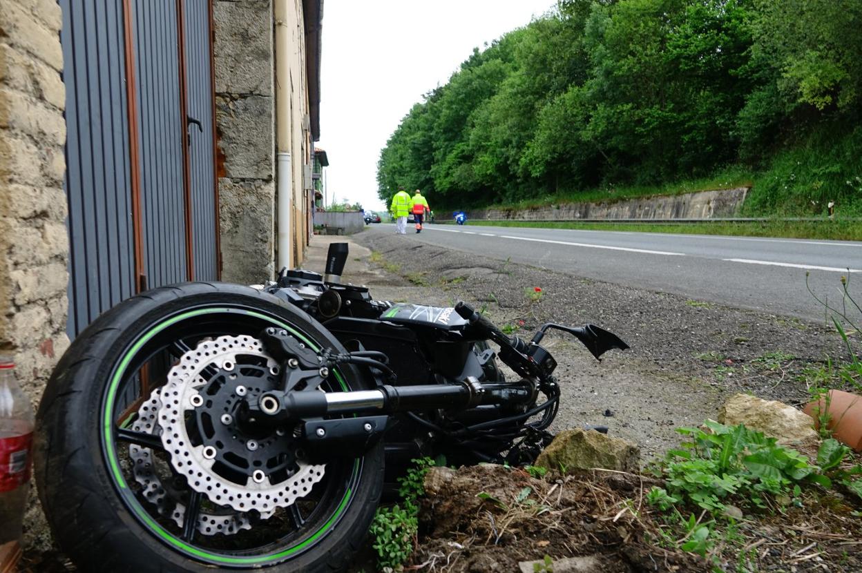 El 23 de mayo falleció un motorista cerca de Infiesto. Dos sanitarios caminan hacia la víctima desde el lugar donde quedó la moto. 