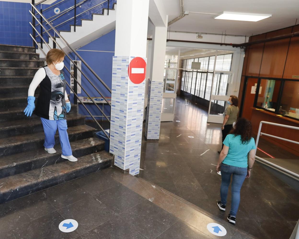 Personal del instituto Doña Jimena de Gijón prepara el centro para recibir a los alumnos. 