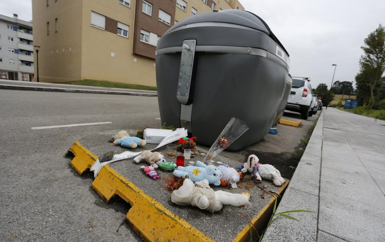 Peluches y flores en agosto de 2019 tras el hallazgo del cadáver del bebé en el contenedor de Nuevo Roces. 