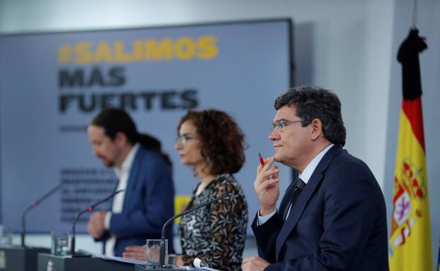 El vicepresidente segundo, Pablo Iglesias; la ministra de Hacienda, María Jesús Montero, y José Luis Escrivá, ministro de Seguridad Social. 