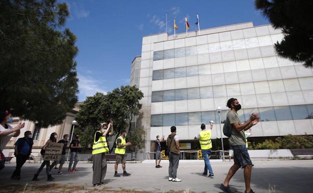 Trabajadores protestan ante la delegación del Sepe en Barcelona por no haber cobrado aún. efe