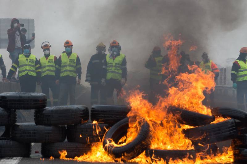 Miles de personas, entre ellas multitud de trabajadores de Alcoa de San Cibrao, en Lugo, han protagonizado este domingo una protesta que ha cortado un tramo de la Autovía del Cantábrico a la altura del Puente de los Santos, en Ribadeo, para mostrar su rechazo al anuncio de la multinacional del aluminio de que iniciará un período de consultas para un despido colectivo de un máximo de 534 empleados, al alegar una situación insostenible en esa factoría.