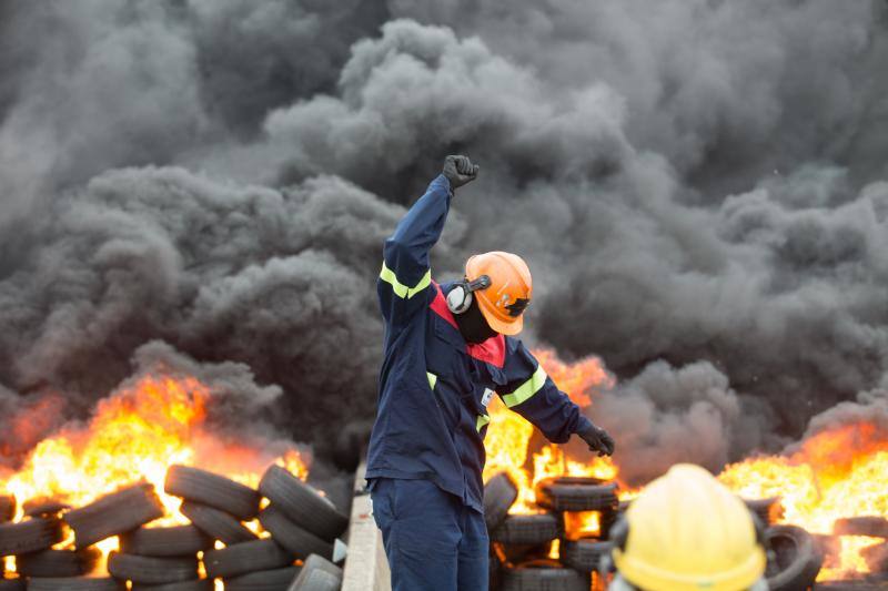 Miles de personas, entre ellas multitud de trabajadores de Alcoa de San Cibrao, en Lugo, han protagonizado este domingo una protesta que ha cortado un tramo de la Autovía del Cantábrico a la altura del Puente de los Santos, en Ribadeo, para mostrar su rechazo al anuncio de la multinacional del aluminio de que iniciará un período de consultas para un despido colectivo de un máximo de 534 empleados, al alegar una situación insostenible en esa factoría.