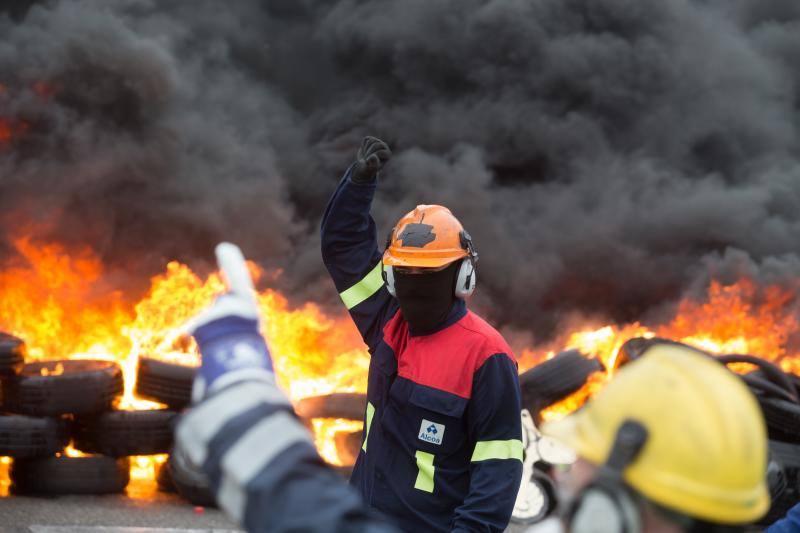 Miles de personas, entre ellas multitud de trabajadores de Alcoa de San Cibrao, en Lugo, han protagonizado este domingo una protesta que ha cortado un tramo de la Autovía del Cantábrico a la altura del Puente de los Santos, en Ribadeo, para mostrar su rechazo al anuncio de la multinacional del aluminio de que iniciará un período de consultas para un despido colectivo de un máximo de 534 empleados, al alegar una situación insostenible en esa factoría.