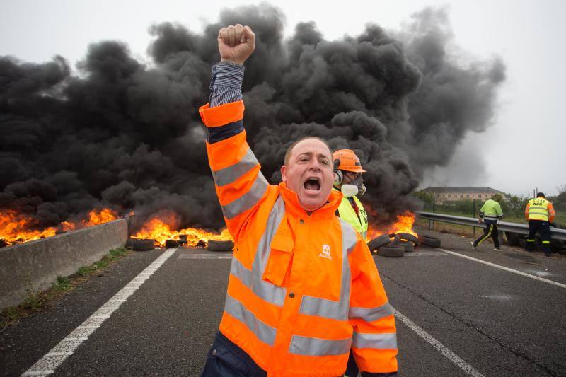 Miles de personas, entre ellas multitud de trabajadores de Alcoa de San Cibrao, en Lugo, han protagonizado este domingo una protesta que ha cortado un tramo de la Autovía del Cantábrico a la altura del Puente de los Santos, en Ribadeo, para mostrar su rechazo al anuncio de la multinacional del aluminio de que iniciará un período de consultas para un despido colectivo de un máximo de 534 empleados, al alegar una situación insostenible en esa factoría.