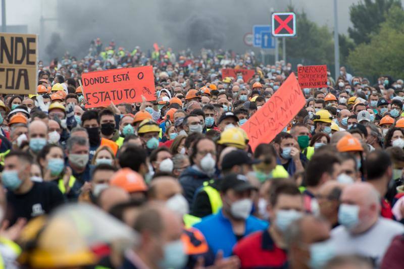 Miles de personas, entre ellas multitud de trabajadores de Alcoa de San Cibrao, en Lugo, han protagonizado este domingo una protesta que ha cortado un tramo de la Autovía del Cantábrico a la altura del Puente de los Santos, en Ribadeo, para mostrar su rechazo al anuncio de la multinacional del aluminio de que iniciará un período de consultas para un despido colectivo de un máximo de 534 empleados, al alegar una situación insostenible en esa factoría.