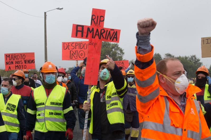 Miles de personas, entre ellas multitud de trabajadores de Alcoa de San Cibrao, en Lugo, han protagonizado este domingo una protesta que ha cortado un tramo de la Autovía del Cantábrico a la altura del Puente de los Santos, en Ribadeo, para mostrar su rechazo al anuncio de la multinacional del aluminio de que iniciará un período de consultas para un despido colectivo de un máximo de 534 empleados, al alegar una situación insostenible en esa factoría.
