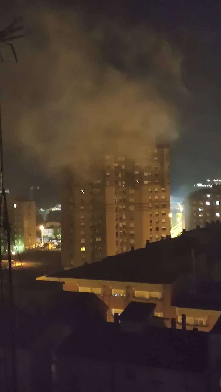 Un incendio originado en la noche de este sábado en un edificio del Natahoyo de Gijón obligó a evacuar a parte de los vecinos. No hubo que lamentar heridos.