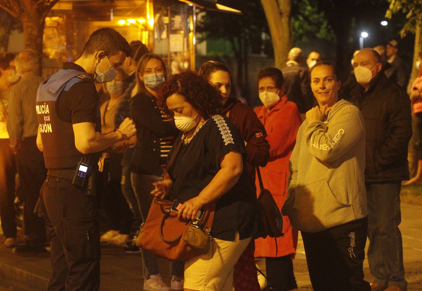 Un incendio originado en la noche de este sábado en un edificio del Natahoyo de Gijón obligó a evacuar a parte de los vecinos. No hubo que lamentar heridos.