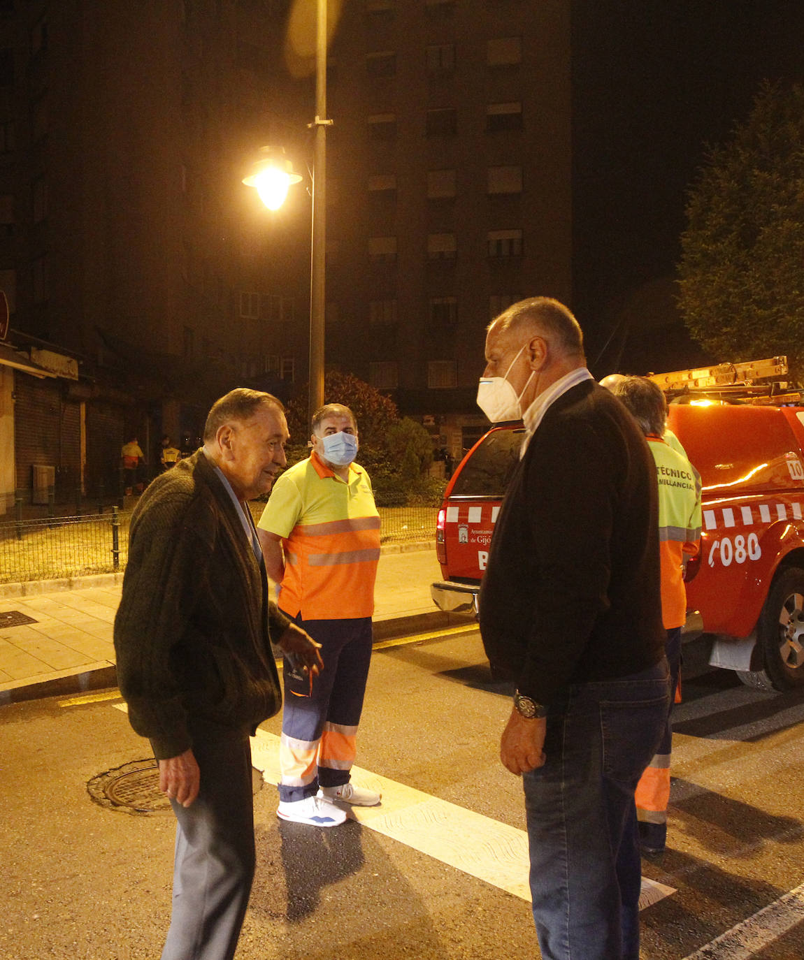 Un incendio originado en la noche de este sábado en un edificio del Natahoyo de Gijón obligó a evacuar a parte de los vecinos. No hubo que lamentar heridos.