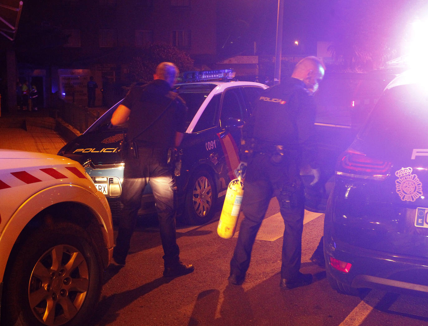 Un incendio originado en la noche de este sábado en un edificio del Natahoyo de Gijón obligó a evacuar a parte de los vecinos. No hubo que lamentar heridos.