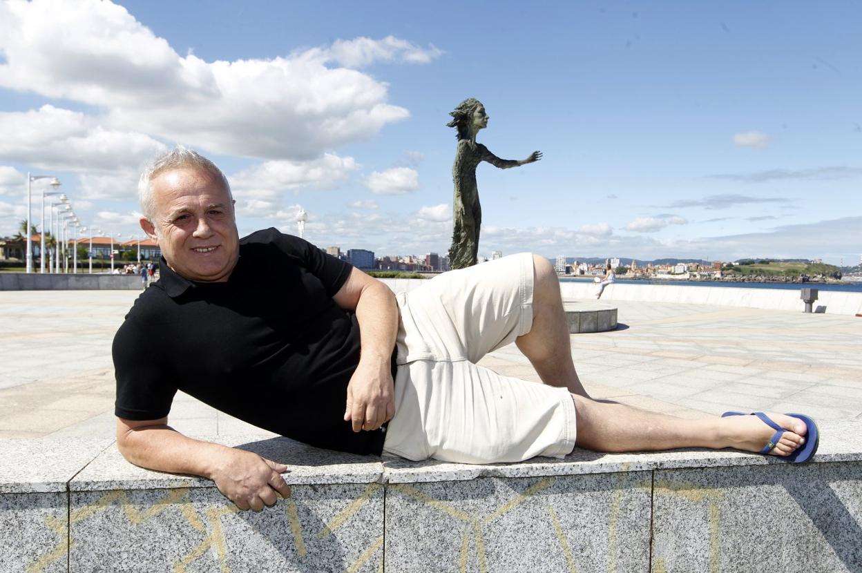 Iván Armesto, que se hizo popular en 'GH' y hoy es director de casting, en una visita a Gijón. 