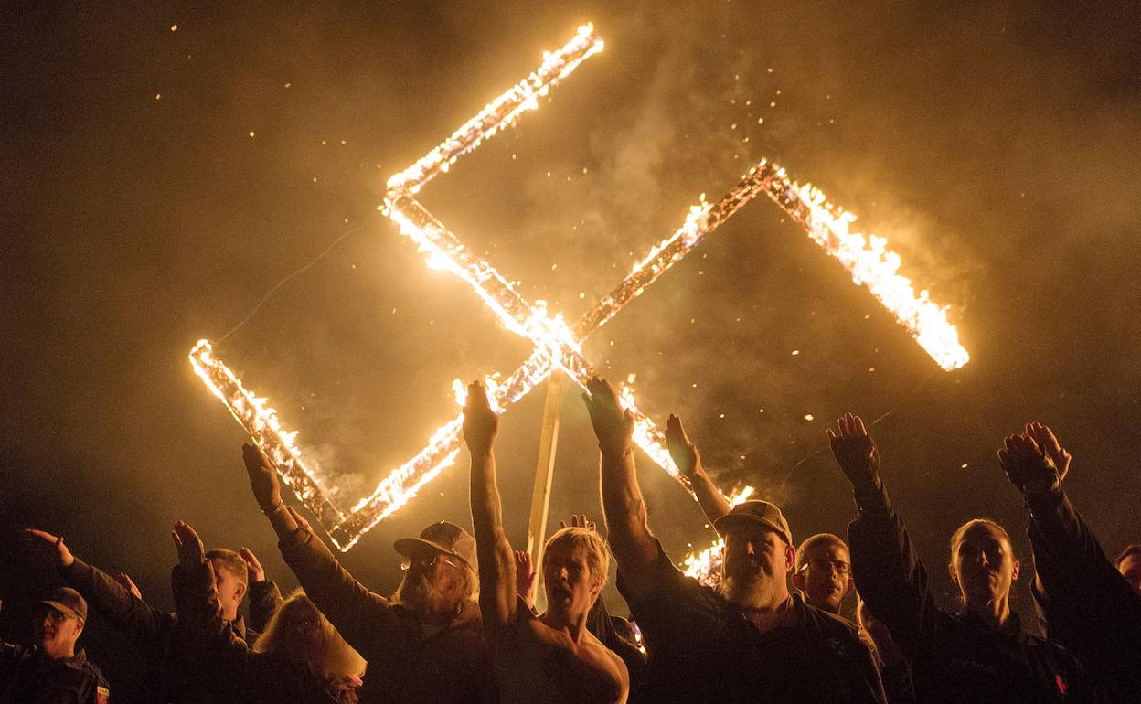 Un grupo de ultraderechistas realizan el saludo nazi durante una de sus concentraciones. 