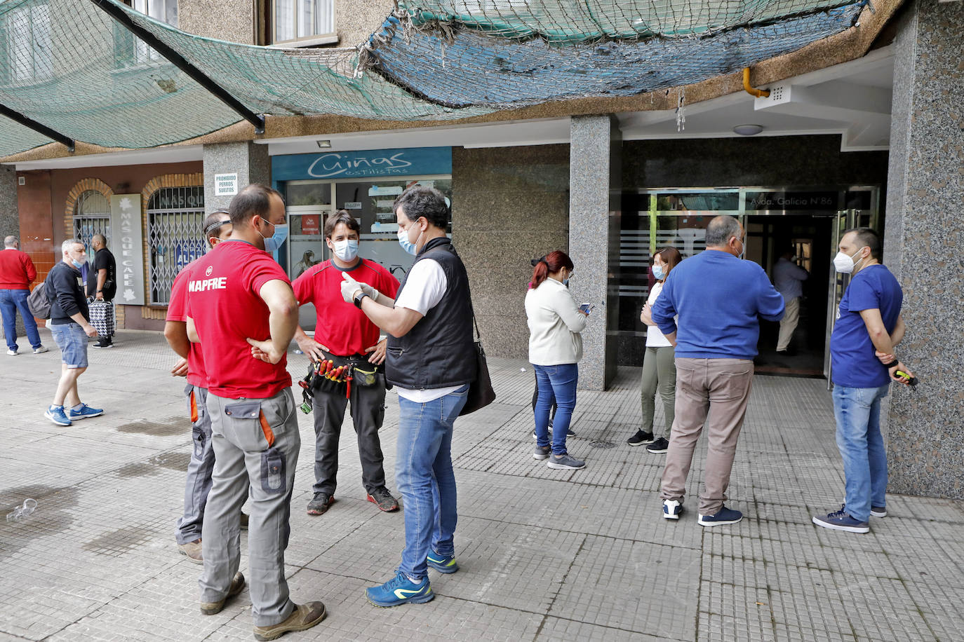 Los vecinos de las 128 viviendas del bloque de El Natahoyo se quedrán sin luz entre 15 días y un mes como conecuencia de las llamas, que calcinaron el cuadro de contadores en la madrugada del sábado al domingo.