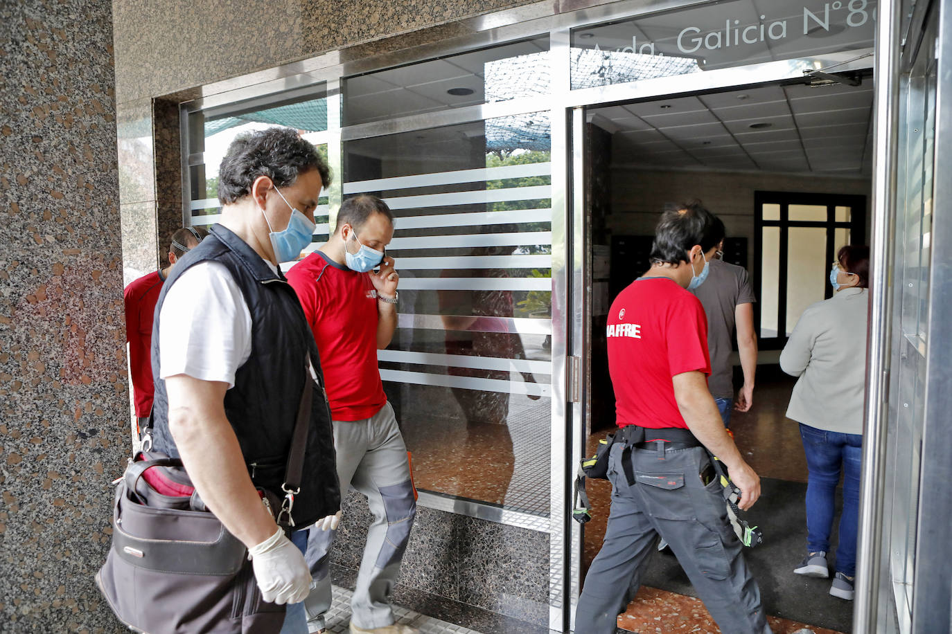 Los vecinos de las 128 viviendas del bloque de El Natahoyo se quedrán sin luz entre 15 días y un mes como conecuencia de las llamas, que calcinaron el cuadro de contadores en la madrugada del sábado al domingo.