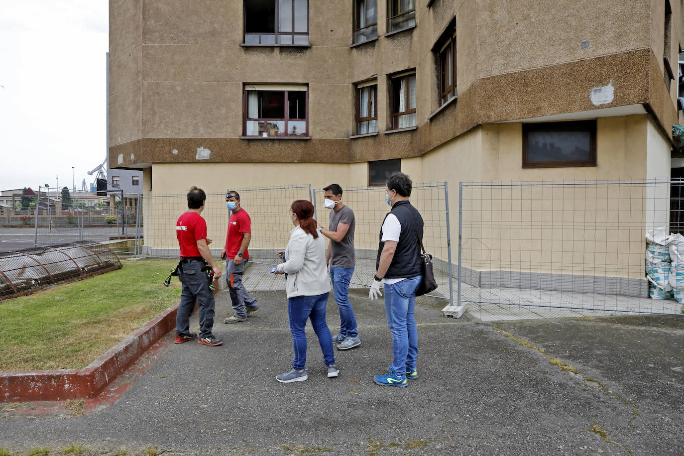 Los vecinos de las 128 viviendas del bloque de El Natahoyo se quedrán sin luz entre 15 días y un mes como conecuencia de las llamas, que calcinaron el cuadro de contadores en la madrugada del sábado al domingo.