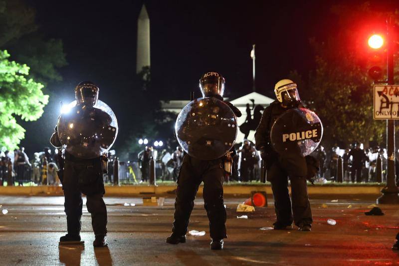 La muerte de un hombre negro desarmado, George Floyd, a manos de la policía en Minneapolis, encendió la última ola de indignación en Estados Unidos por el uso repetido de la fuerza letal contra los afroamericanos. Después de cinco noches consecutivas de manifestaciones contra el racismo y la brutalidad policial, las protestas se aproximaron a la Casa Blanca, residencia del presidente de EE UU, Donald Trump. 