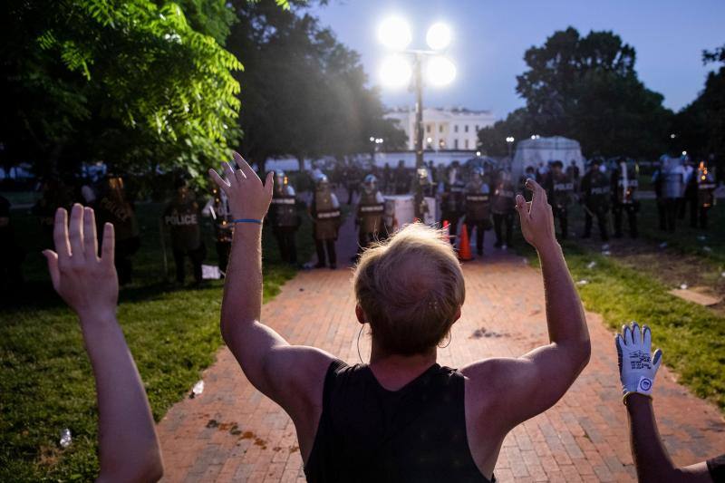 La muerte de un hombre negro desarmado, George Floyd, a manos de la policía en Minneapolis, encendió la última ola de indignación en Estados Unidos por el uso repetido de la fuerza letal contra los afroamericanos. Después de cinco noches consecutivas de manifestaciones contra el racismo y la brutalidad policial, las protestas se aproximaron a la Casa Blanca, residencia del presidente de EE UU, Donald Trump. 