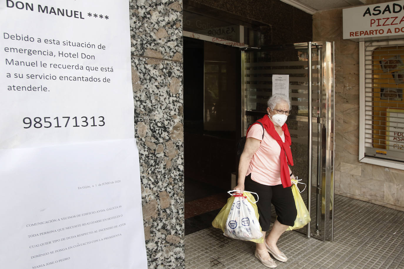 El edificio La Estrella, ubicado en la avenida de Galicia de Gijón, sufrió el pasado sábado un incendio que calcinó todo el cuadro de contadores y que, en principio, dejará si luz a las 128 viviendas que lo componen entre 15 días y un mes. Los vecinos y comerciantes del bloque han regresado este lunes para observar el estado de sus pertenencias. 