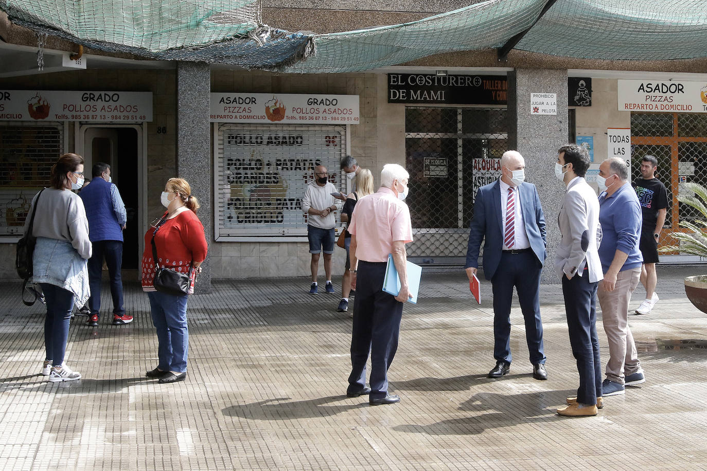 El edificioLa Estrella, ubicado en la avenida de Galicia de Gijón, sufrió el pasado sábado un incendio que calcinó todo el cuadro de contadores y que, en principio, dejará si luz a las 128 viviendas que lo componen entre 15 días y un mes. Los vecinos y comerciantes del bloque han regresado este lunes para observar el estado de sus pertenencias. 