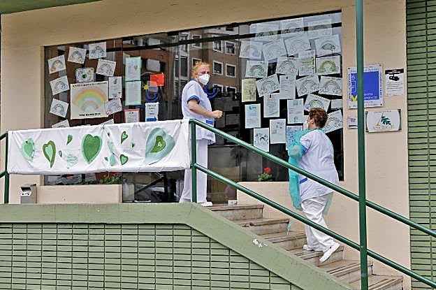 Dos trabajadoras, ayer, a las puertas de la residencia El Carmen. 