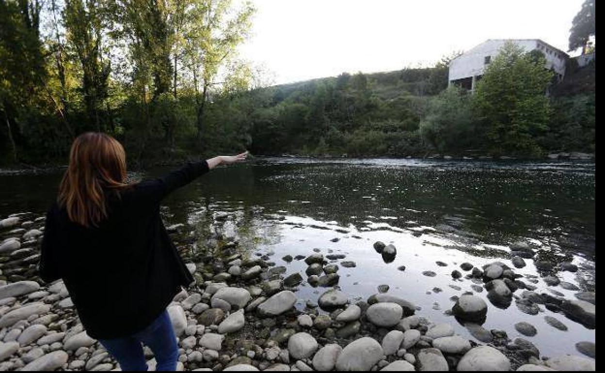 La poza del río Nalón, entre Las Caldas y Caces, donde se produjo el ahogamiento del joven ovetense. 