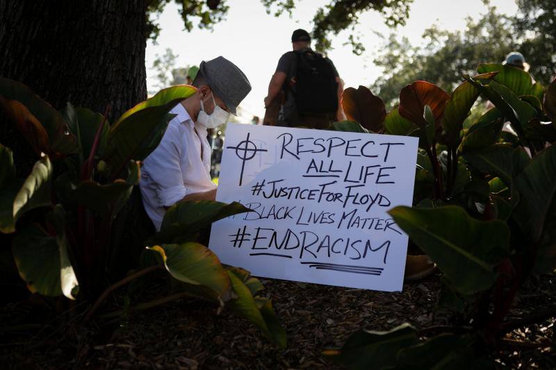 Los policías se pusieron de rodillas en señal de solidaridad con los manifestantes en Coral Gables, Florida.