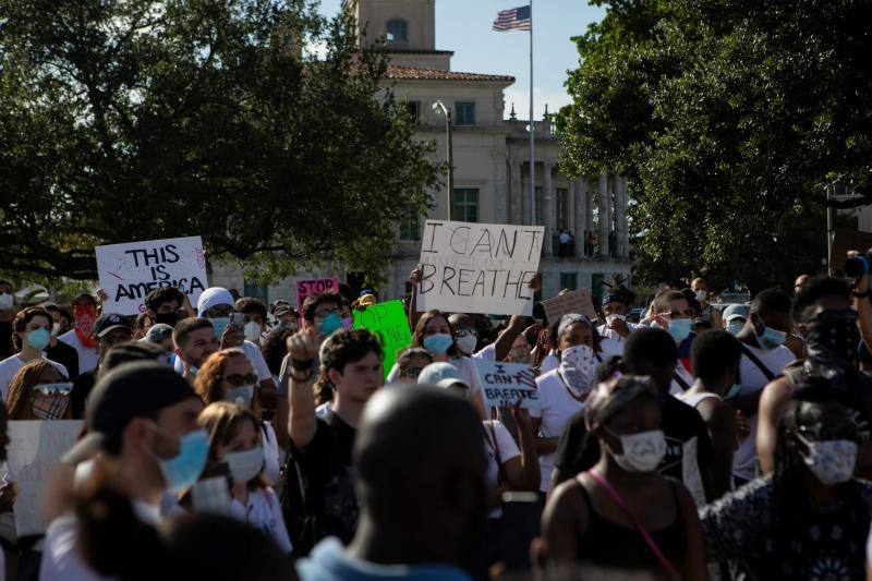 Los policías se pusieron de rodillas en señal de solidaridad con los manifestantes en Coral Gables, Florida.