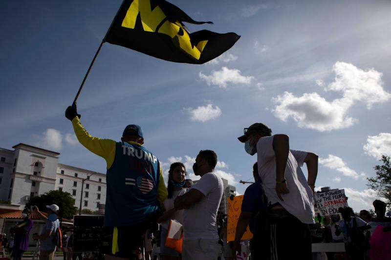 Los policías se pusieron de rodillas en señal de solidaridad con los manifestantes en Coral Gables, Florida.