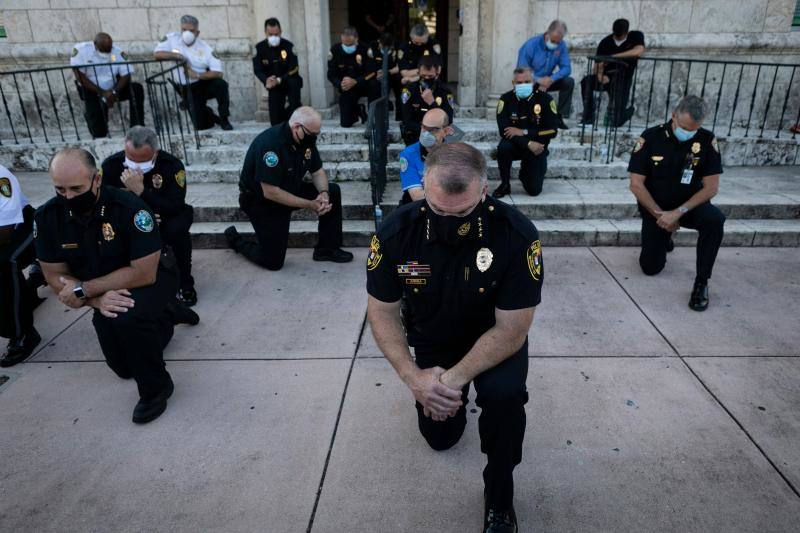 Los policías se pusieron de rodillas en señal de solidaridad con los manifestantes en Coral Gables, Florida.