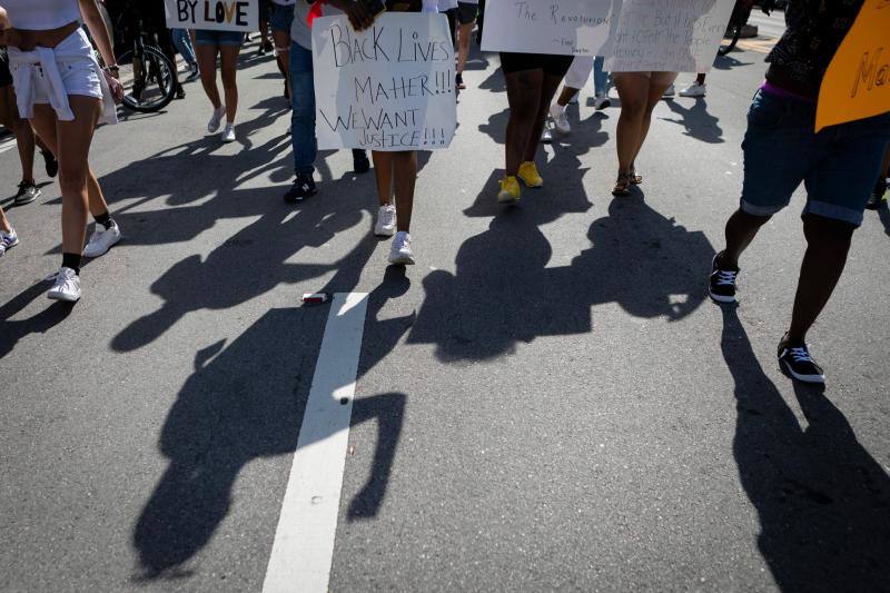 Los policías se pusieron de rodillas en señal de solidaridad con los manifestantes en Coral Gables, Florida.