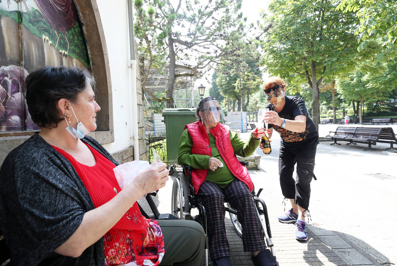 Es Martes de Campo y los ovetenses mantienen la tradición, aunque muchos han sido los que han decidido comerlo en casa