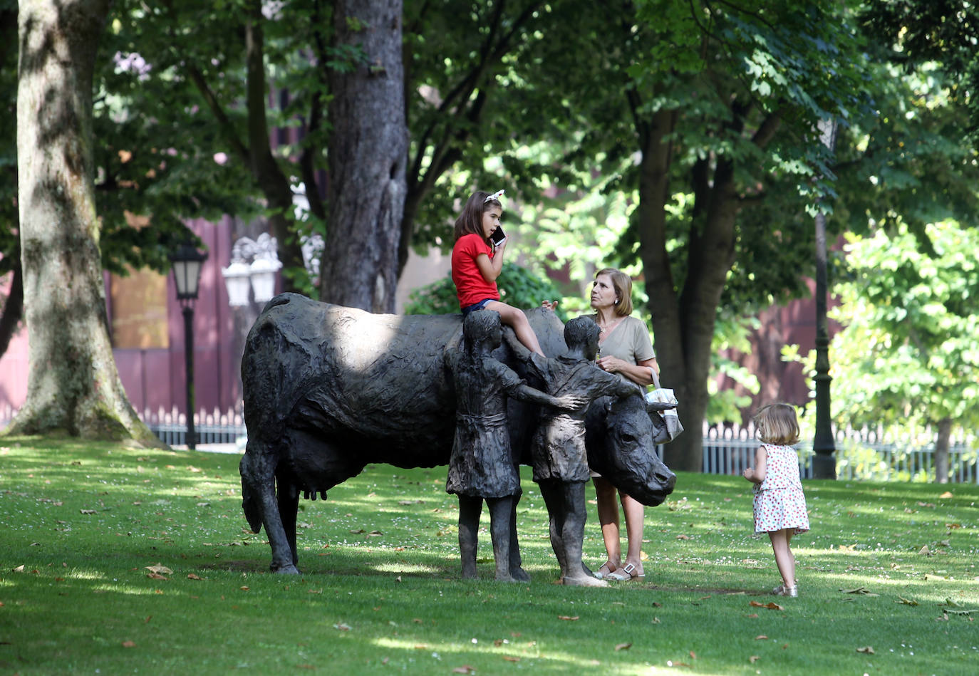 Es Martes de Campo y los ovetenses mantienen la tradición, aunque la mayoría este año han decidido comerlo en casa, por responsabilidad