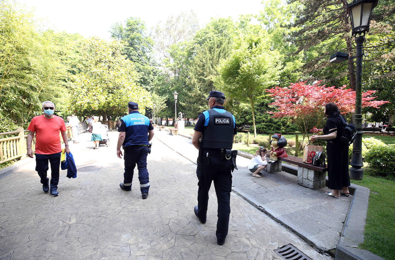 Es Martes de Campo y los ovetenses mantienen la tradición, aunque la mayoría este año han decidido comerlo en casa, por responsabilidad
