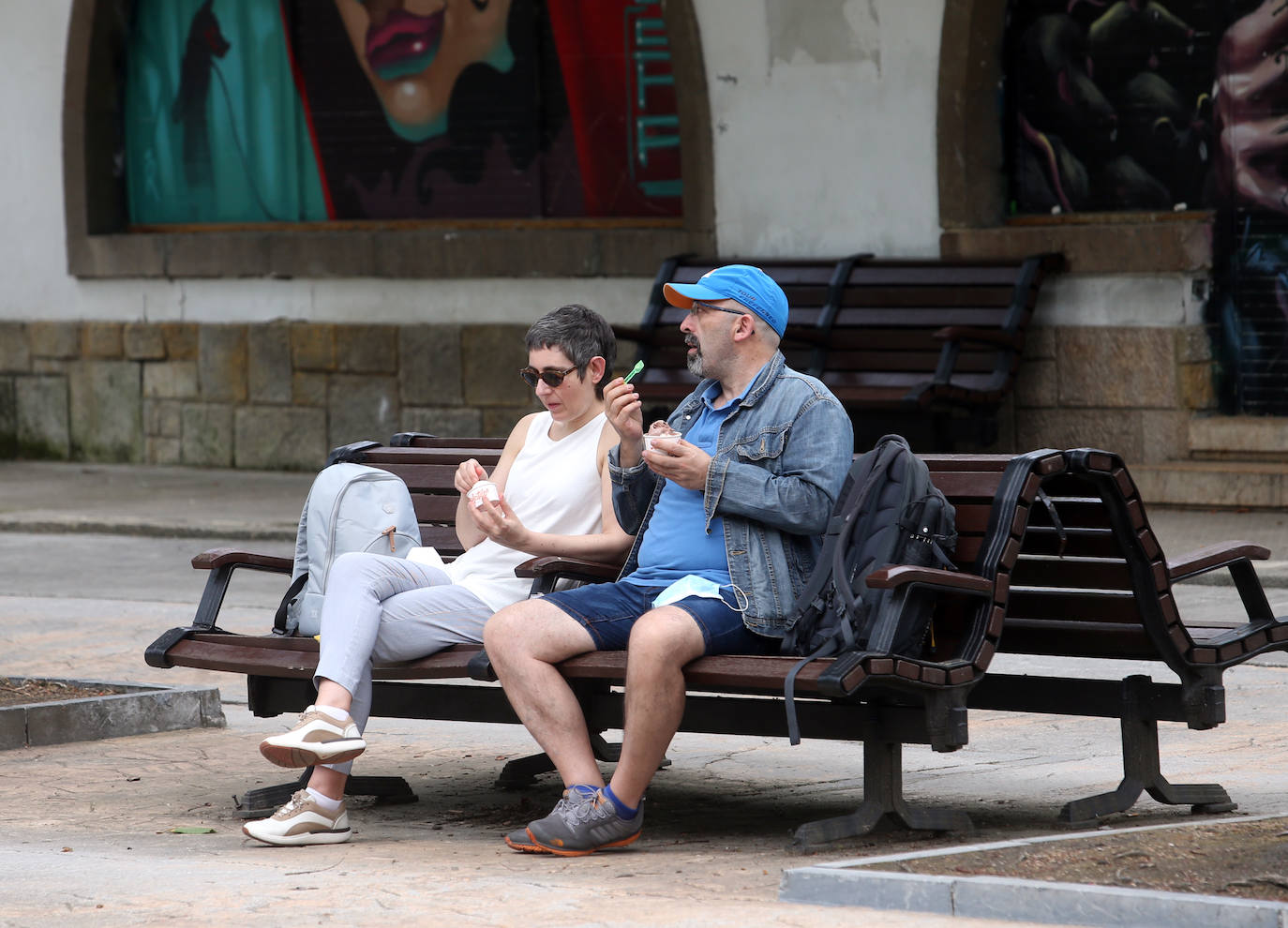 Es Martes de Campo y los ovetenses mantienen la tradición, aunque la mayoría este año han decidido comerlo en casa, por responsabilidad