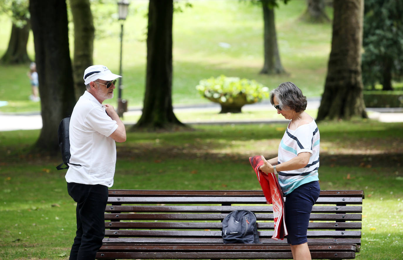 Es Martes de Campo y los ovetenses mantienen la tradición, aunque la mayoría este año han decidido comerlo en casa, por responsabilidad