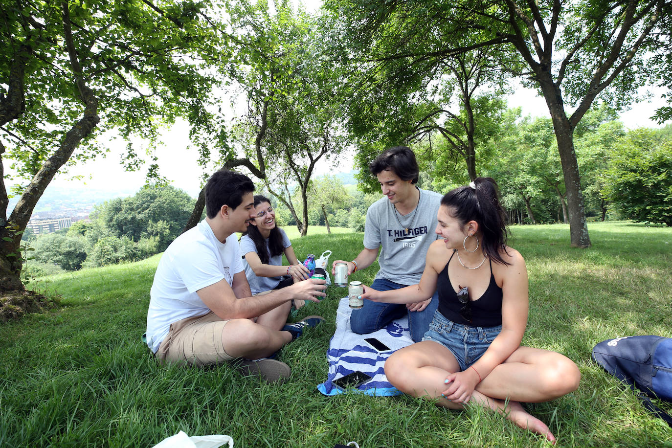 Es Martes de Campo y los ovetenses mantienen la tradición, aunque la mayoría este año han decidido comerlo en casa, por responsabilidad