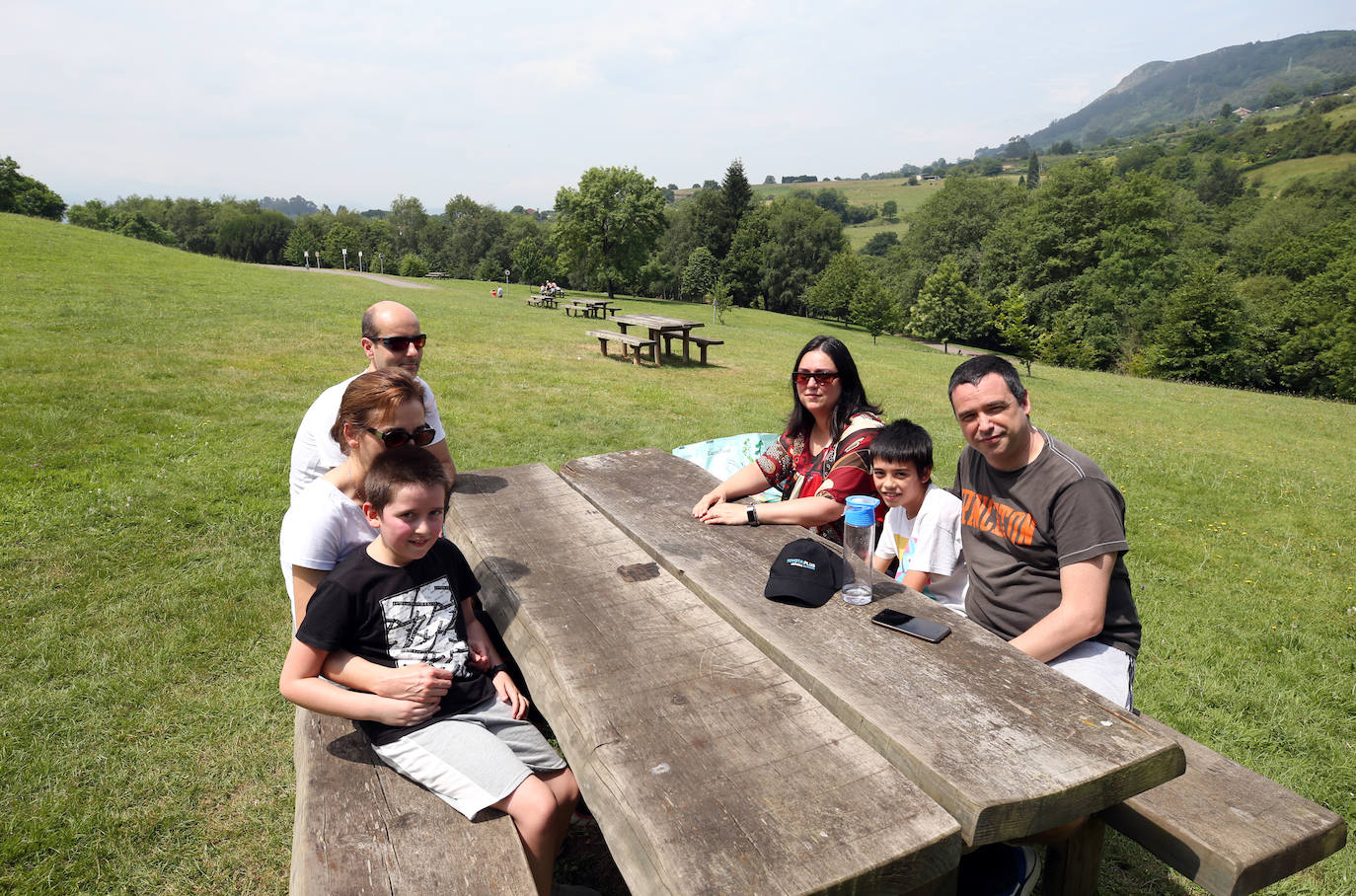 Es Martes de Campo y los ovetenses mantienen la tradición, aunque la mayoría este año han decidido comerlo en casa, por responsabilidad