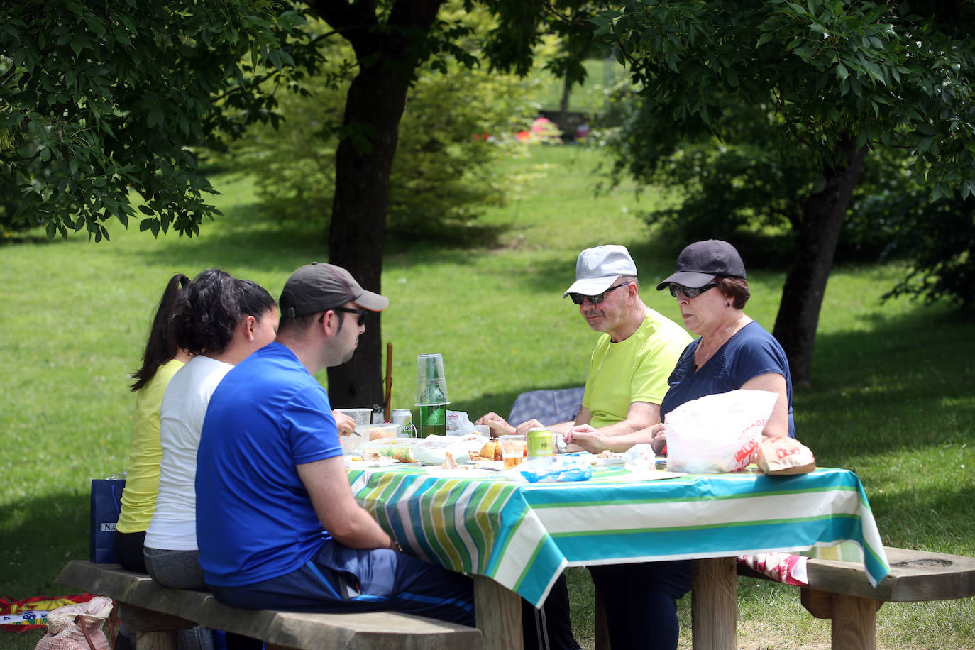 Es Martes de Campo y los ovetenses mantienen la tradición, aunque la mayoría este año han decidido comerlo en casa, por responsabilidad