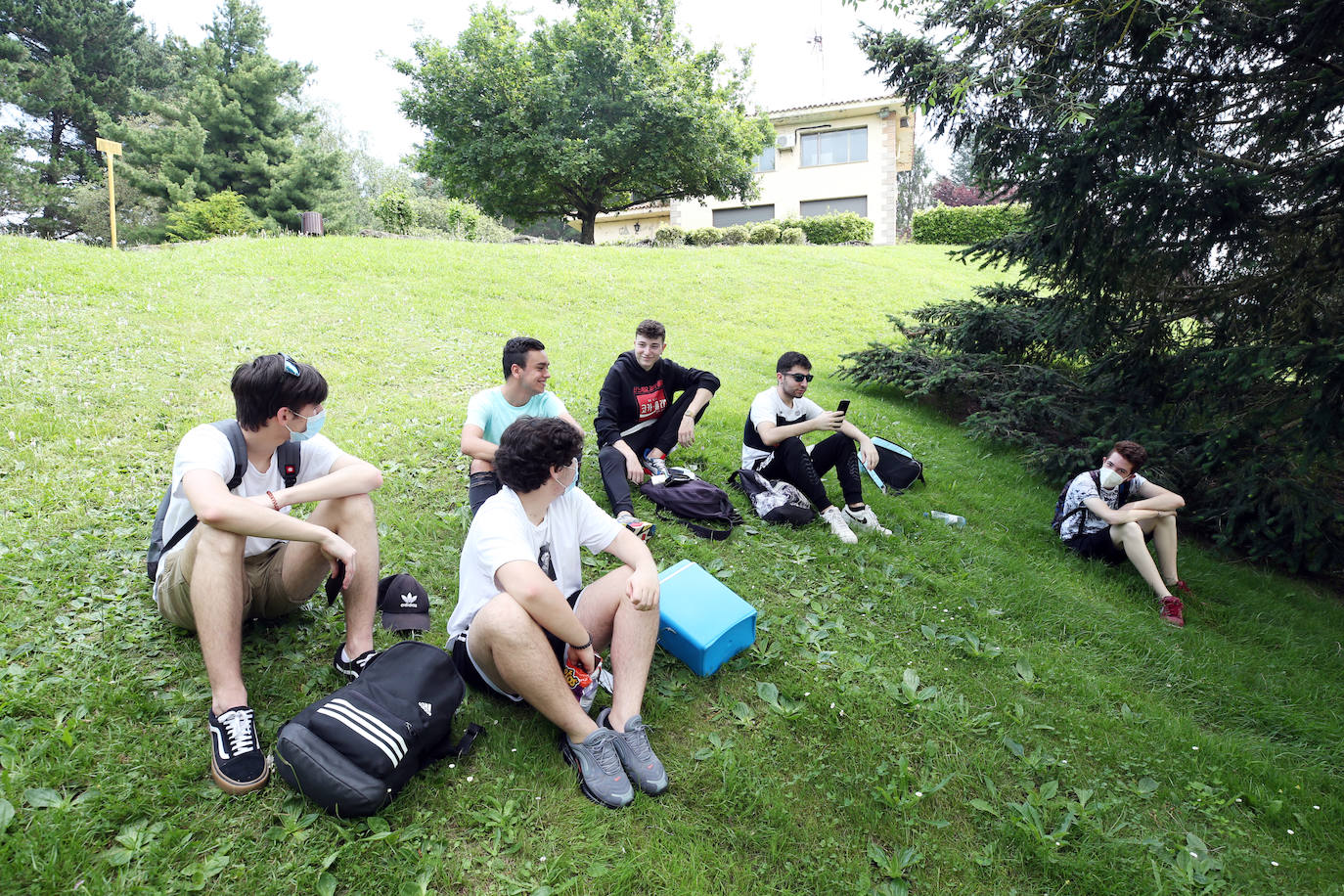 Es Martes de Campo y los ovetenses mantienen la tradición, aunque la mayoría este año han decidido comerlo en casa, por responsabilidad