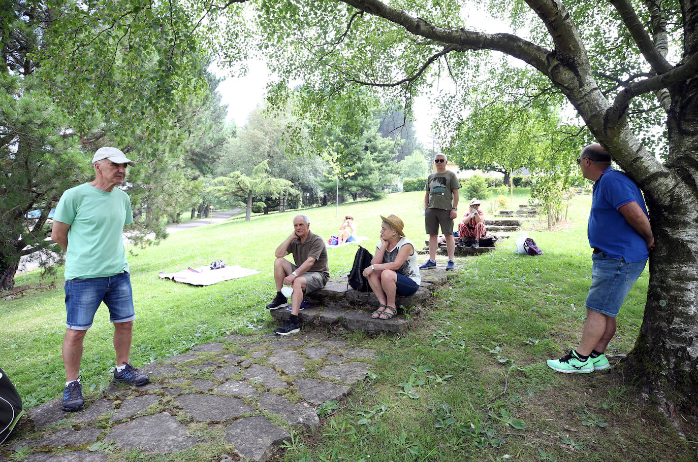 Es Martes de Campo y los ovetenses mantienen la tradición, aunque la mayoría este año han decidido comerlo en casa, por responsabilidad