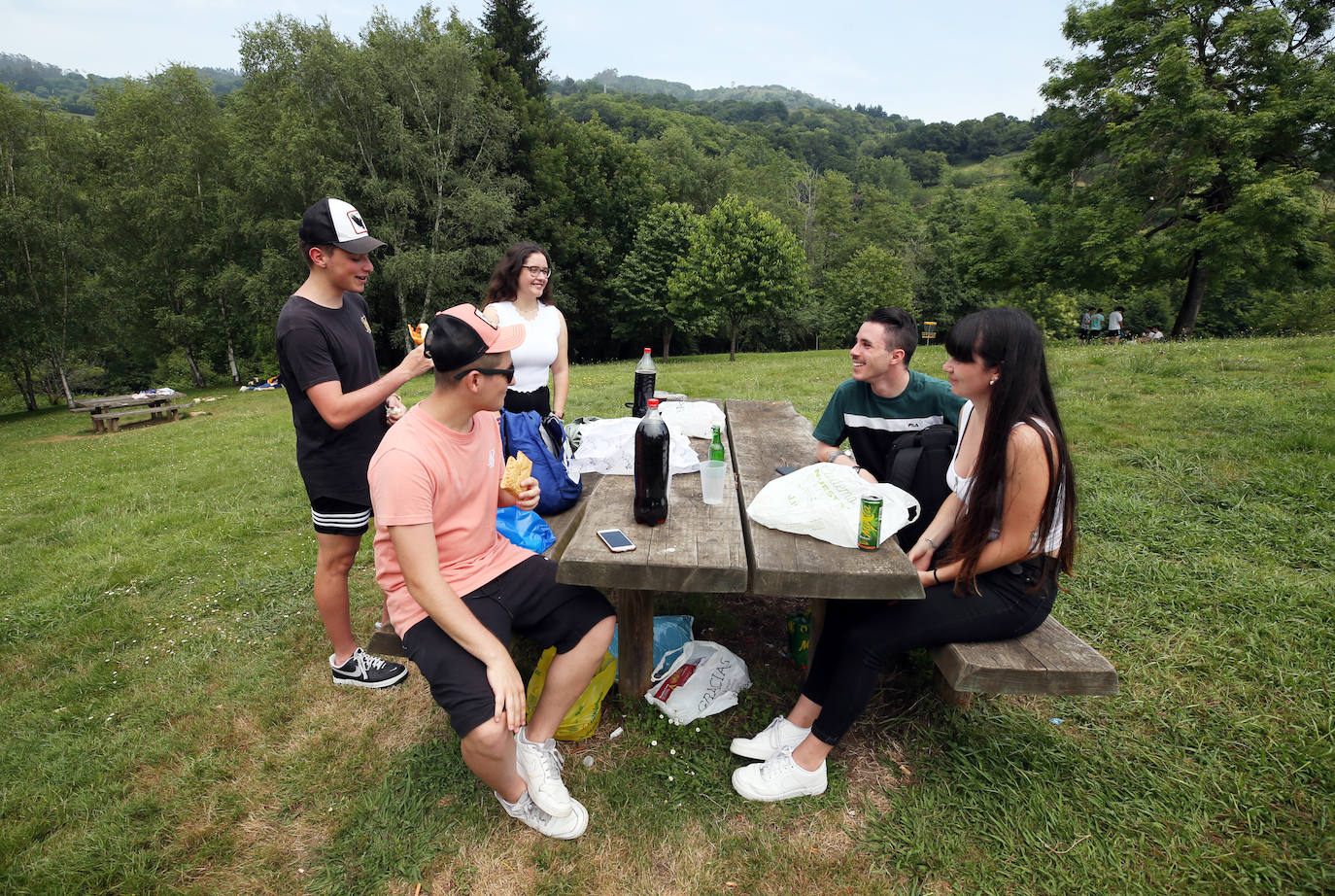 Es Martes de Campo y los ovetenses mantienen la tradición, aunque la mayoría este año han decidido comerlo en casa, por responsabilidad